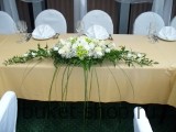Композиция на стол №3. Роза, Хризантема, Лизиантус. Композиция на стол жениха и невесты