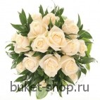 Букет невесты №76. Розы,Зелень. Нежный букет из кремовых роз изящно украшен  небольшими бусинками.
