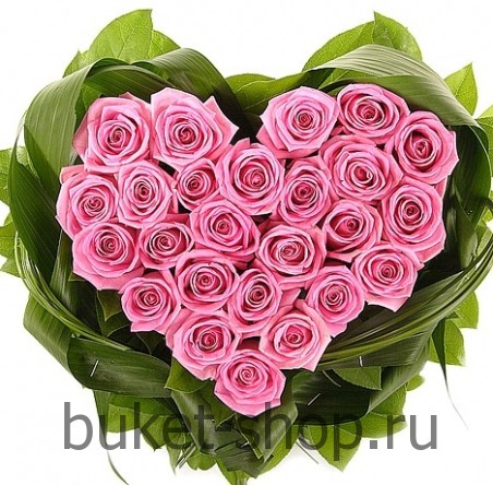 Сердце из 25 роз Аква. Розы, Зелень.  Изысканная композиция из розовых роз,выполненная в форме сердца в обрамлении свежей сочной зелени